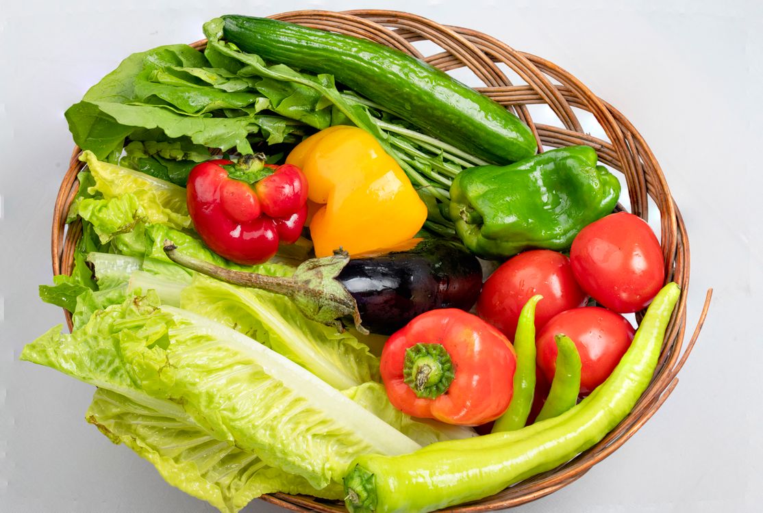 Cesta con verduras frescas de distintos colores